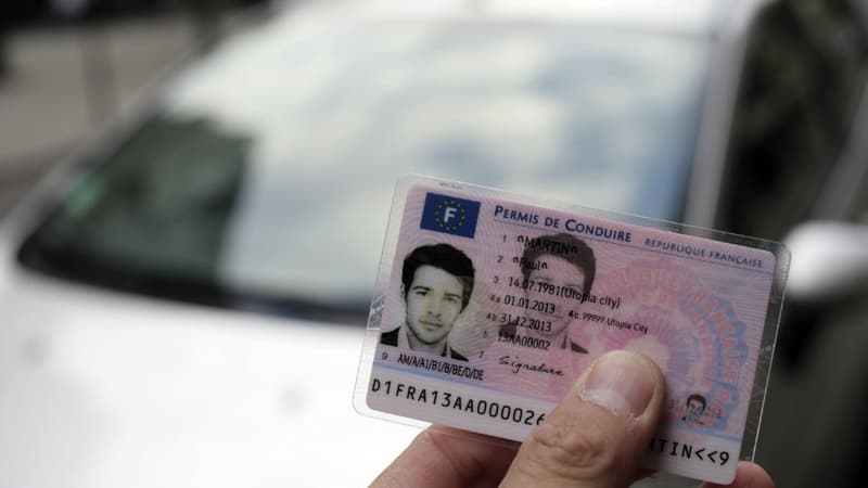 Pour obtenir leur certificat d’examen du permis de conduire, les tout nouveaux conducteurs doivent signer une charte de bonne conduite. 
