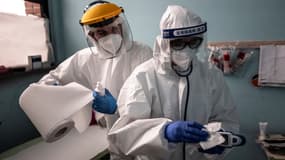 Le docteur Andrea Dotta et sa collègue Marta Castagnotto désinfectent les outils médicaux à la clinique Usca de l'hôpital San Lazzaro en Italie, le 28 décembre 2020. (Photo d'illustration)