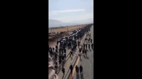 Iran: une foule défile en direction du cimetière pour rendre hommage à Mahsa Amini, 40 jours après sa mort