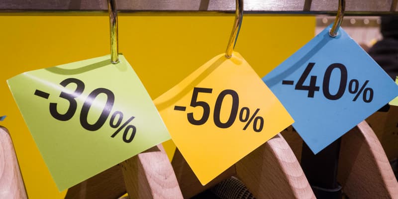 Des étiquettes indiquant des promotions dans un magasin de vêtements, le 4 janvier 2025 à Paris (photo d'illustration).