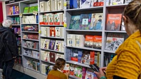 Les festivaliers arpentent les allées des différents pavillons du Festival International de la Bande Dessinee d'Angoulême (FIBD) a la découverte des expositions dans la ville ou à la recherche de la dédicace d'un des nombreux auteurs et dessinateurs des plus grandes maisons d'édition le 31 janvier 2025.