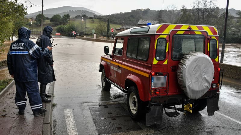 Des policiers municipaux s'entretiennent avec des pompiers à Roquebrune-sur-Argens (Photo d'illustration)