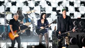 La chanteuse St. Vincent et les membres de Nirvana Pat Smear, Dave Grohl et Krist Novoselic le 30 janvier 2025 à Los Angeles lors d'un concert pour aider les victimes des incendies qui ont ravagé la ville.