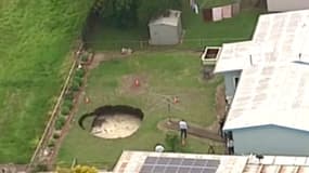 Un énorme trou est apparu dans le jardin d'un couple australien.