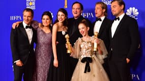 Quentin Tarantino et une partie de l'équipe de Once Upon a Time... in Hollywood sur le tapis rouge des Golden Globes à Beverly Hills (Etats-Unis), le 5 janvier 2020.