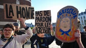 Une centaine de manifestants retardent le spectacle de Gérard Depardieu le 19 avril 2023 à Nice. 