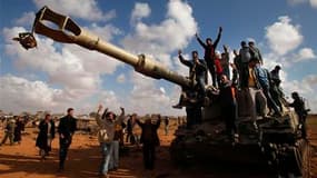 Manifestation de joie des insurgés libyens près d'Ajdabiah. La puissance de feu des armées occidentales a cloué au sol les avions libyens et stoppé l'avancée des troupes kadhafistes vers Benghazi, fief du soulèvement de la mi-février, mais les insurgés ne