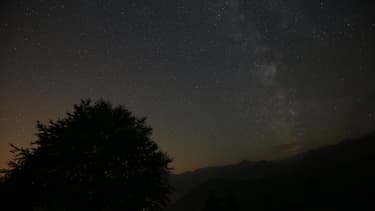 Une photographie de la Voie lactée pendant la pluie d'étoiles filantes des Perséides à Crissolo, dans le nord de l'Italie, le 13 août 2015.