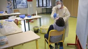 Test de dépistage du Covid-19 dans un collège à Vico, en Corse, le 29 janvier 2021 