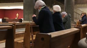 Des fidèles prient dans une église catholique à Lyon, le 19 avril 2025. 