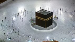 Des pèlerins musulmans effectuent le "tawaf" autour de la Kaaba, à la reprise de la Omra, à La Mecque, le 4 octobre 2020