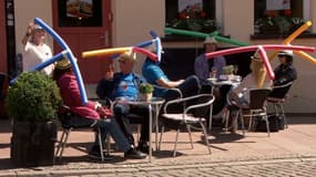 Allemagne: des "chapeaux-frites" pour respecter la distanciation physique en terrasse
