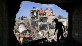 Des immeubles largement détruits après des frappes israéliennes à Khan Yunis dans la bande de Gaza, le 8 novembre 2023