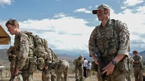 Des soldats faisant partie d'un groupement tactique d'entraînement comprenant les bataillons 1 Rifles, 1 Yorks et 1 Irish Guards se préparent à faire une pause après un exercice d'entraînement de l'unité de formation de l'armée britannique au Kenya (BATUK) dans la réserve de Loldaiga à Laikipia, au pied du mont Kenya, le 14 novembre 2022.