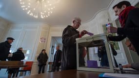 Un bureau de vote de Fesches-le-Chatel, dans le Doubs, dimanche 1er février.