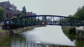 C’est de cette passerelle que s’est jetée une jeune femme qui tentait de se suicider, jeudi matin à Dunkerque. Le SDF de 45 ans qui l’a sauvée de la noyade est mort, emporté par le courant.