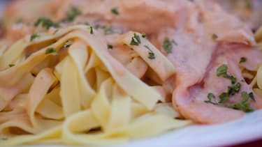 Dans un plat préparé de pâtes au saumon, quelle part de poisson consomme-t-on vraiment?