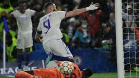 La joie de l'attaquant français du Real Madrid Karim Benzema après son but marqué contre le gardien sénégalais de Chelsea Edouard Mendy, lors du quart de finale aller de la Ligue des Champions, le 6 avril 2022 au Stade de Stamford Bridge