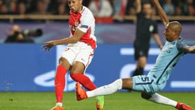 Les Monégasques félicitent Kylian Mbappé, après son ouverture du score face à Manchester City (1-0, 8e).