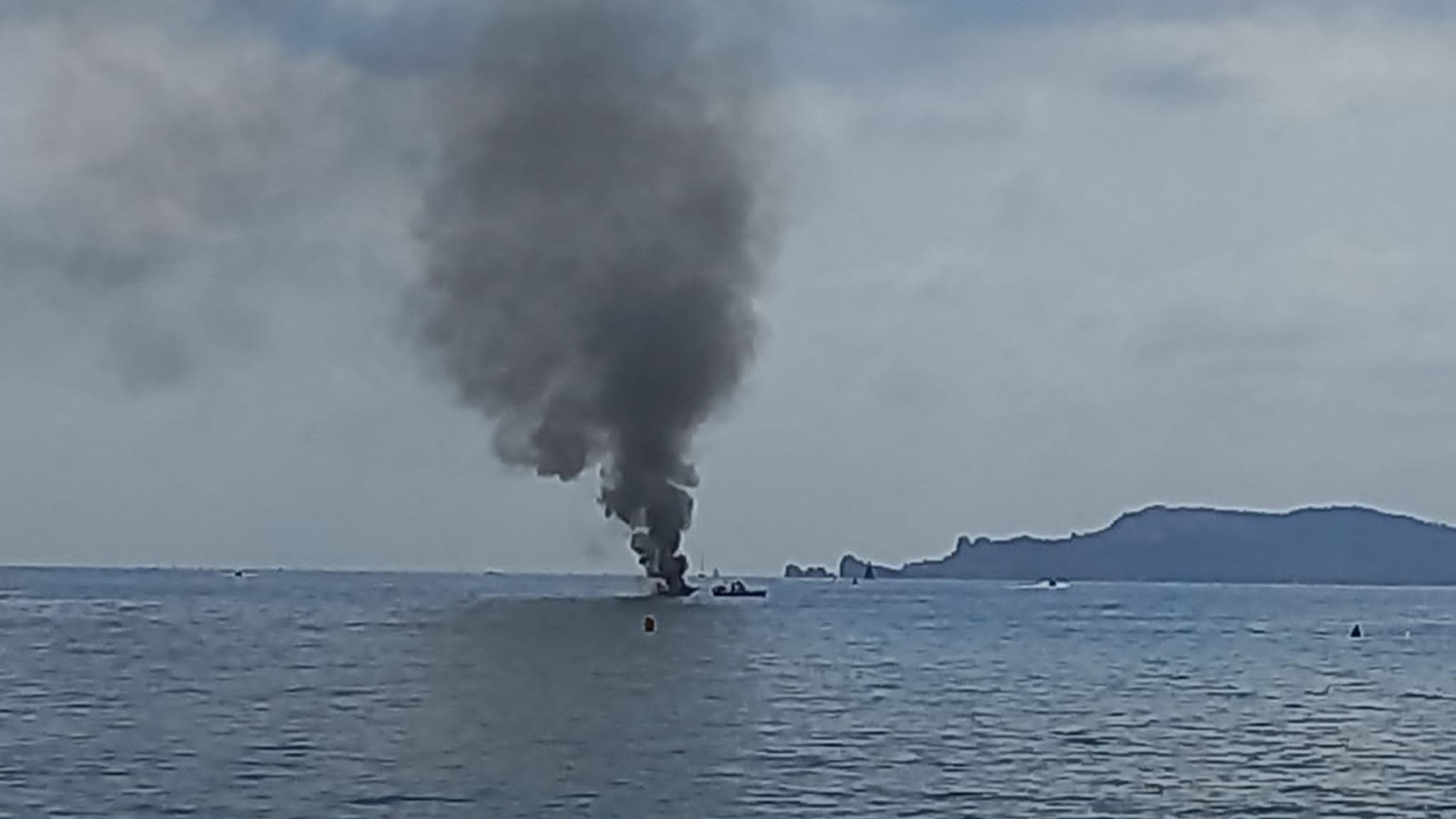 Explosion d'un bateau au port de Hyères Explosion d'un bateau au port de Hyères