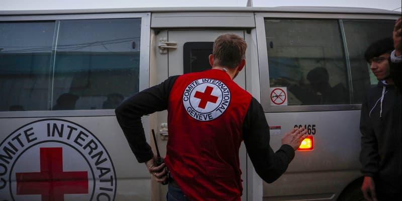 Des véhicules appartenant à la Croix-Rouge à l'hôpital Al-Aqsa Martyrs, le 21 décembre 2025. 