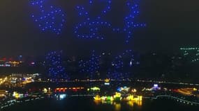 En Chine, ces 300 drones offrent un magnifique spectacle lumineux dans le ciel