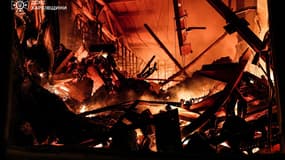 Un incendie dans une entreprise après une attaque russe dans la région de Kharkiv, en Ukraine, le 26 mai 2025.