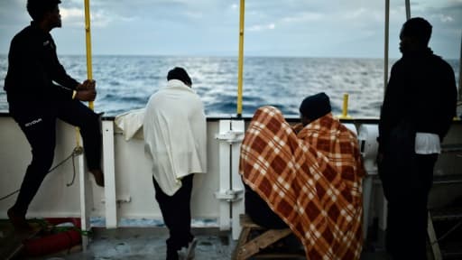 Des migrants sur L'Aquarius, près des côtes de Sicile, le 14 mai 2018 Des migrants sur L'Aquarius, près des côtes de Sicile, le 14 mai 2018