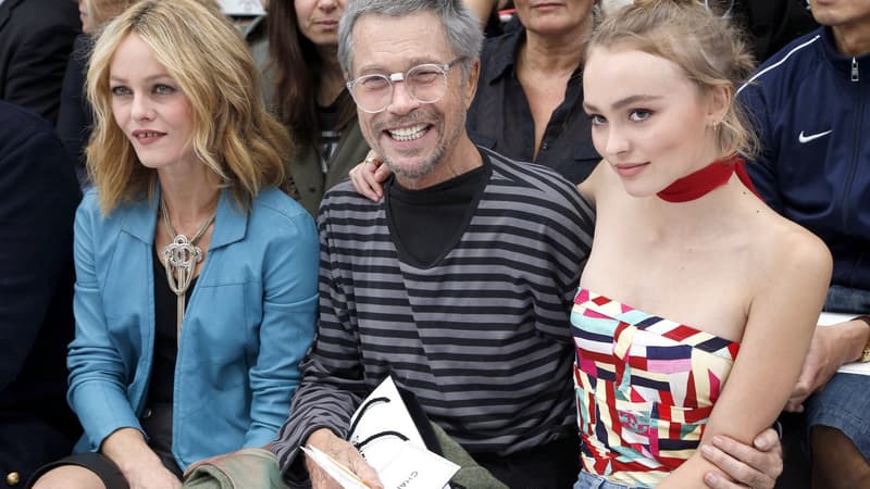 Vanessa Paradis et sa fille Lily Rose prennent la pose avec le photographe Jean-Paul Goude au défilé Chanel