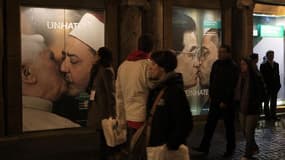 Une affiche de la dernière campagne-choc de Benetton montrant le pape embrassant sur la bouche l'imam de la mosquée égyptienne Al-Azhar, retirée face à la pression du Vatican, a provoqué un certain émoi dans la communauté catholique française. /Photo pris