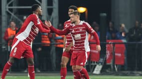 La joie d'Hugo Magnetti avec  Edmilson Fernandes face à Sturm Graz le 19 septembre 2024
