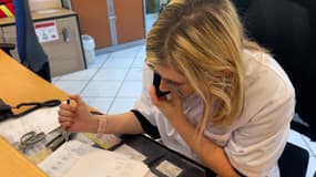 La secrétaire du centre des Carmes d'Aiglun (Alpes-de-Haute-Provence), prenant un appel via un téléphone portable début novembre 2024.