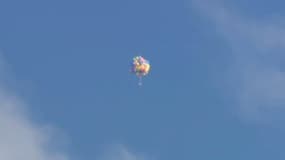 Un jeune Canadien a pris son envol à bord d'une chaise, porté par 110 ballons gonflés à l'hélium. 