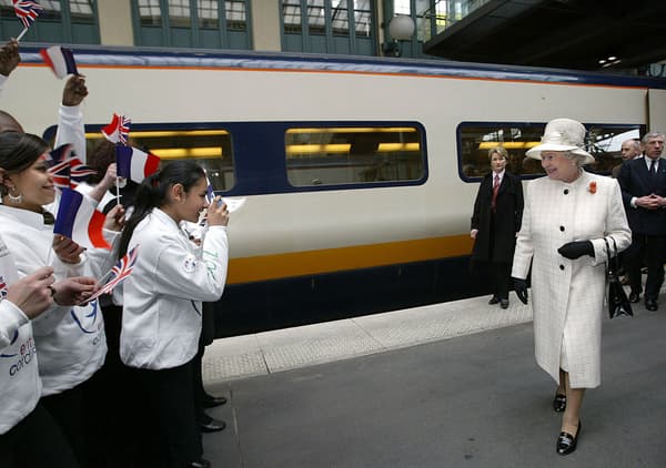 La reine Elizabeth II arrivant Gare du Nord par l'Eurostar en 2004.