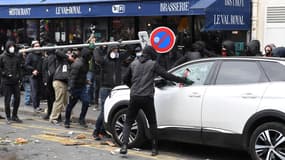 Voiture de SOS Médecins dégradée le 7 mars à Paris