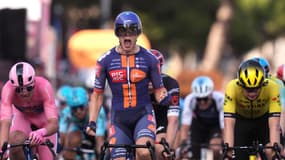 Casper van Uden célèbre sa victoire lors de la 4e étape du Tour d'Italie à Lecce, le 13 mai 2025