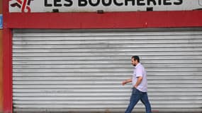 Cette photographie montre une vue de la boucherie, fermée temporairement suite à la contamination de 18 enfants par la bactérie Escherichia coli (E. coli) à Saint-Quentin le 23 juin 2025.