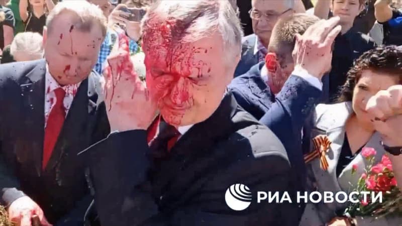 L'ambassadeur russe en Pologne Sergueï Andreïev est arrosé d'une substance rouge par des manifestants pro-ukrainiens, en marge d'une cérémonie à Varsovie marquant la fin de la Seconde Guerre mondiale, le 9 mai 2022