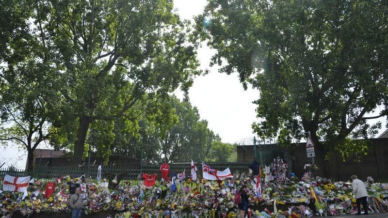 Hommage au soldat britannique tué à Woolwich, le 22 mai, dans le sud-est de Londres. Le deuxième suspect de cet assassinat, Lee Rigby, a été inculpé samedi de meurtre. /Photo prise le 31 mai 2013/REUTERS/Toby Melville