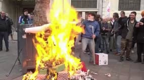 Un mannequin à l'effigie d'Emmanuel Macron brûlé à Grenoble le 24 avril 2023