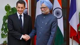 Le Premier ministre indien Manmohan Singh et Nicolas Sarkozy, à New Delhi. Le montant total des contrats conclus ou sur le point d'être conclus avec New Delhi s'élève à 15 milliards d'euros, a-t-on appris auprès de l'Elysée, au troisième jour de la visite
