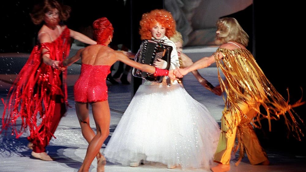 Yvette Horner dans Casse-Noisette mise en scène par Maurice Béjart en 1999. Yvette Horner dans Casse-Noisette mise en scène par Maurice Béjart en 1999.