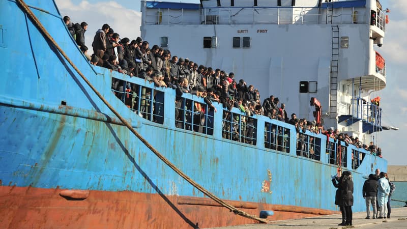 Des immigrants arrivent dans le port de Crotone, en Italie, le 9 décembre 2014