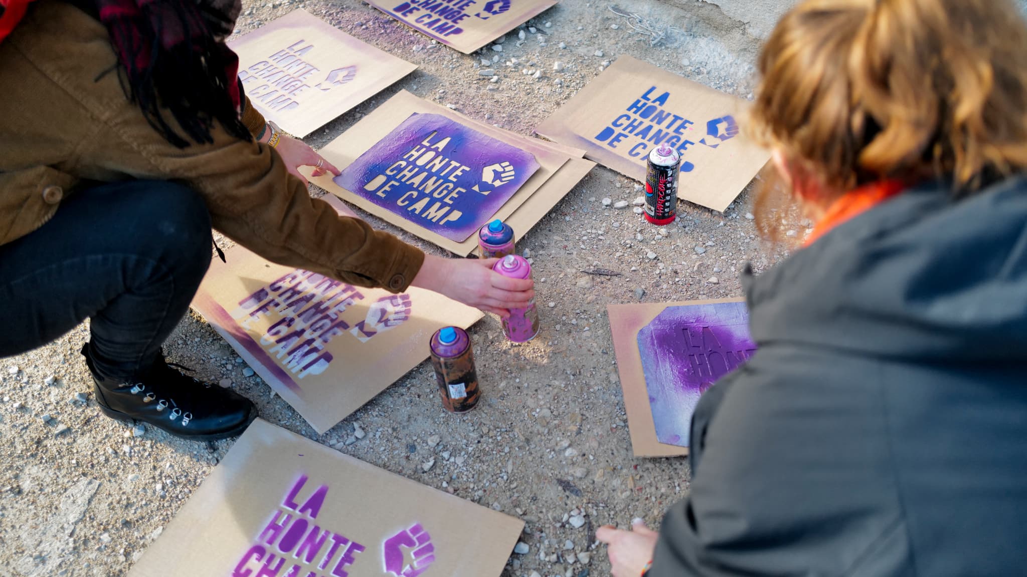 Des manifestantes préparent des pancartes "La honte change de camp", à proximité du tribunal judiciaire d'Avignon (Vaucluse), où se tient le procès des viols de Mazan. Des manifestantes préparent des pancartes "La honte change de camp", à proximité du tribunal judiciaire d'Avignon (Vaucluse), où se tient le procès des viols de Mazan.