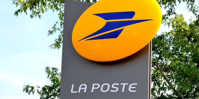 Le logo de La Poste, à Hazebrouck (Nord), le 29 août 2013 (photo d'illustration).