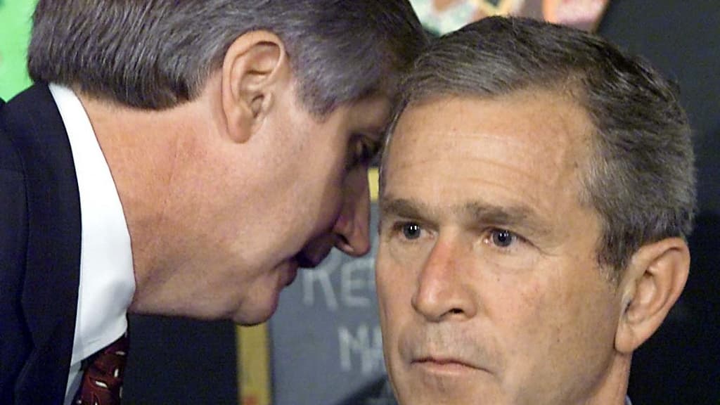 George Bush interrompu par son chef de cabinet Andrew Card lui informant du crash des deux avions sur les tours jumelles du World Trade Center, le 11 septembre 2011 en Floride.
George Bush interrompu par son chef de cabinet Andrew Card lui informant du crash des deux avions sur les tours jumelles du World Trade Center, le 11 septembre 2011 en Floride.