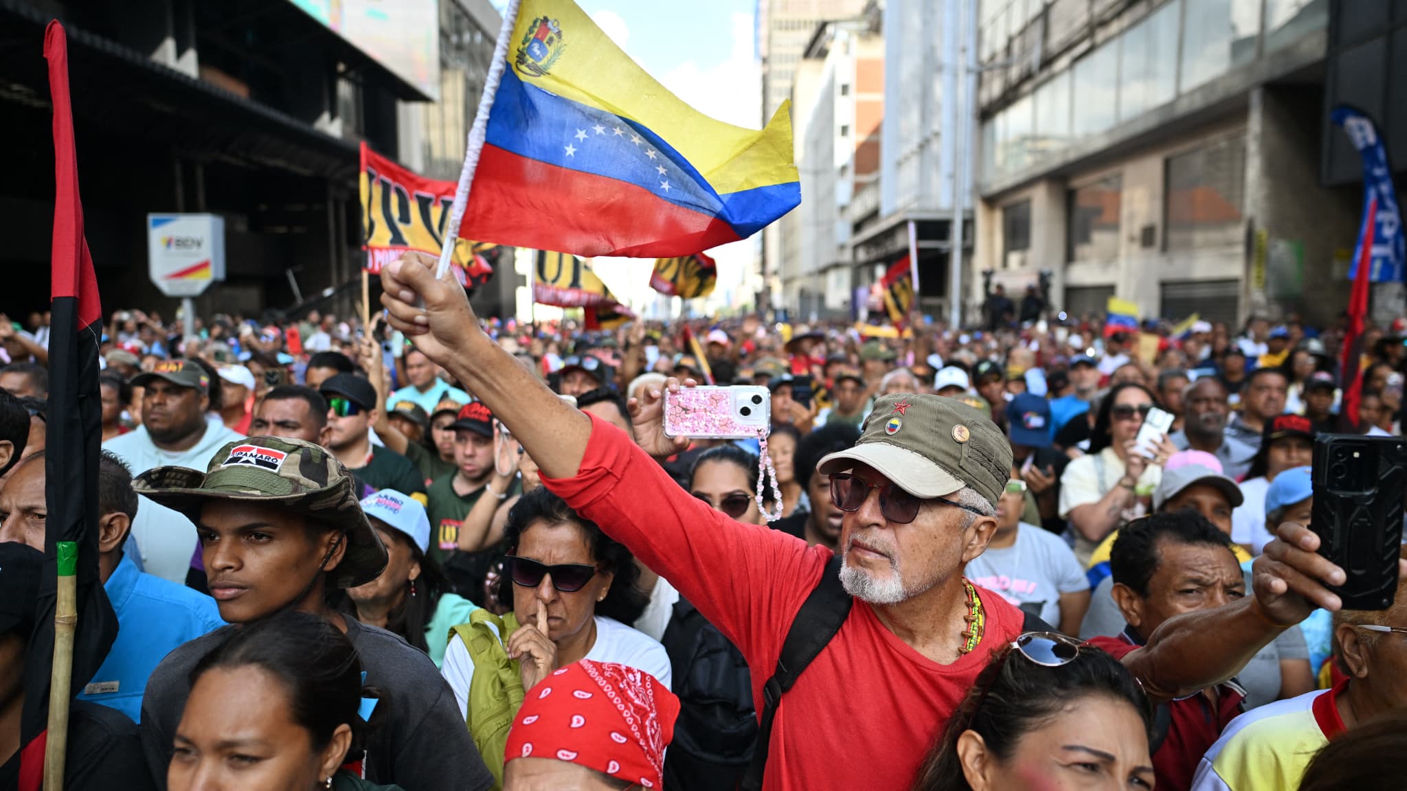 Un partisan de l'ancien président vénézuélien Nicolas Maduro brandit un drapeau vénézuélien lors d'un rassemblement à Caracas le 5 janvier 2026.
