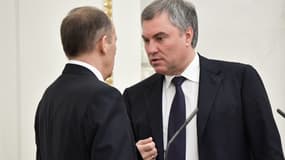 Le président de la Douma d'État russe Viatcheslav Volodine (à droite) s'entretient avec le directeur du Service fédéral de sécurité Alexandre Bortnikov (à gauche) avant la réunion du Conseil de sécurité à Moscou, le 7 mars 2019.