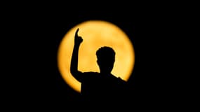 Le monument à la Liberté de Nicosie (Chypre) se dessine devant la super lune du 1er août 2023.