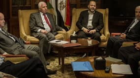 Azzam al-Ahmad (au centre, à gauche) de la délégation du Fatah, et Mussa Abu Marzuk (au centre, à droite), membre du Hamas, au Caire le 24 septembre.